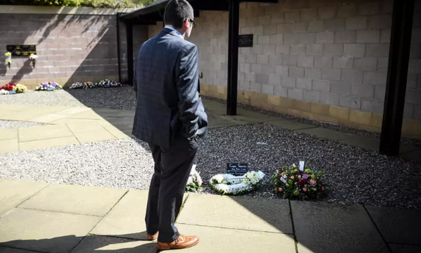 Κορονοϊός Βρετανία: Είδε τη μητέρα του να πεθαίνει - Έμεινε σε καραντίνα για να πάει στην κηδεία της