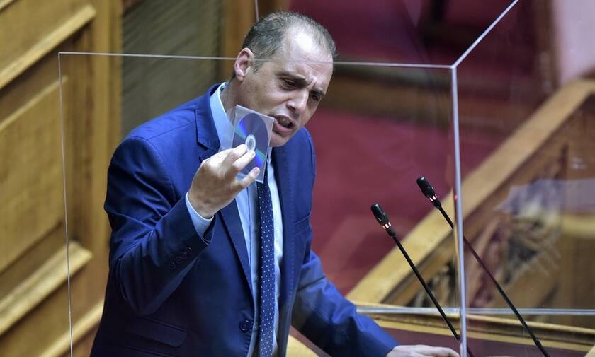 Χαμός στη Βουλή: «Φυτευτός της ΝΔ ο Τσιόδρας» - Απίστευτες εκφράσεις από Βελόπουλο