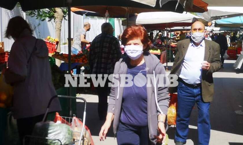 Ρεπορτάζ Newsbomb.gr στις λαϊκές αγορές: Με μάσκες και γάντια παραγωγοί και καταναλωτές