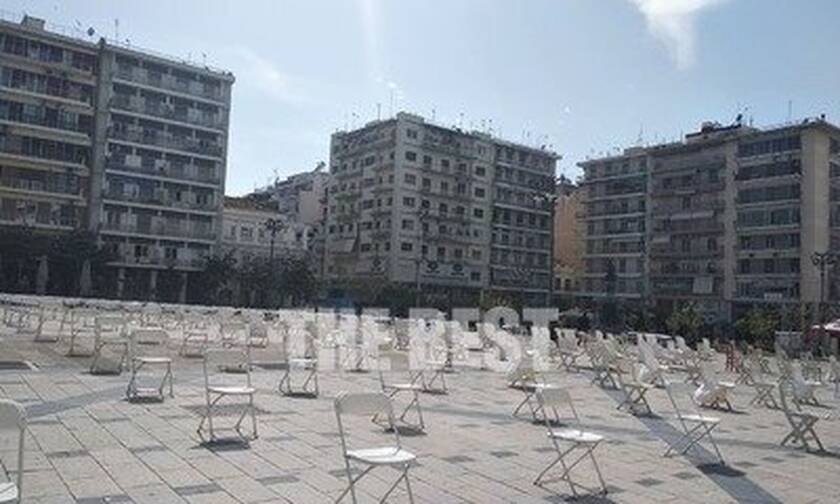 Πάτρα: Γέμισε με άδειες καρέκλες η πλατεία Γεωργίου - Απίστευτες εικόνες