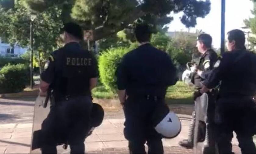 Κορονοϊος: Ισχυρή αστυνομική δύναμη στην πλατεία Αγίου Ιωάννου στην Αγία Παρασκευή (vid)