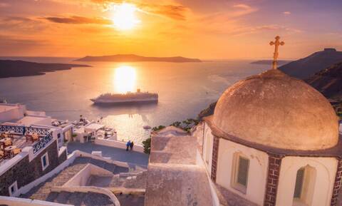 Η μαγεία της Ελλάδας: Το ειδυλλιακό ηλιοβασίλεμα της Σαντορίνης