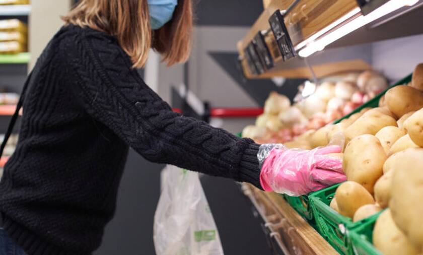 Κορονοϊός: Καθηγήτρια Μικριοβιολογίας εξηγεί τι πρέπει να κάνουμε με τρόφιμα και ψώνια σούπερ μάρκετ