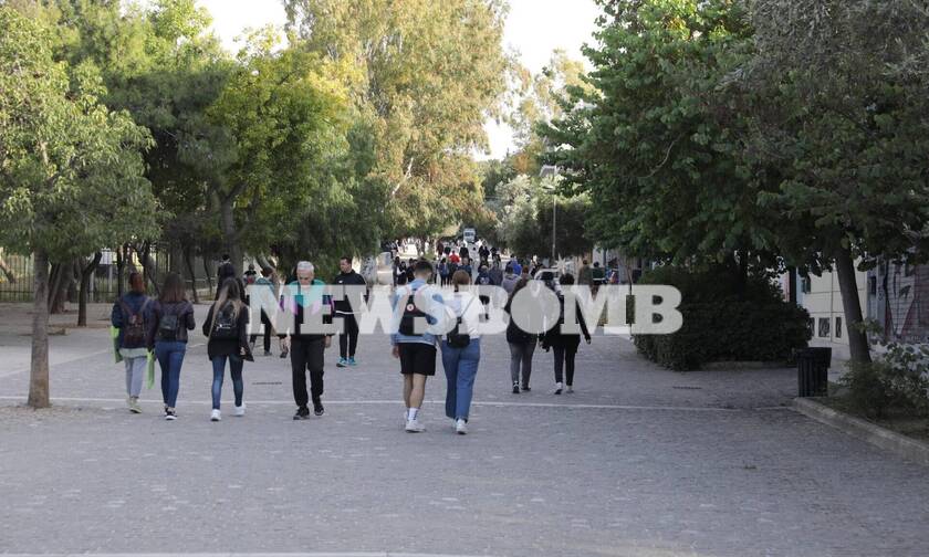 Ρεπορτάζ Newsbomb.gr: Συνωστισμός και σήμερα στην Ακρόπολη - Βγήκαν να δουν την Πανσέληνο