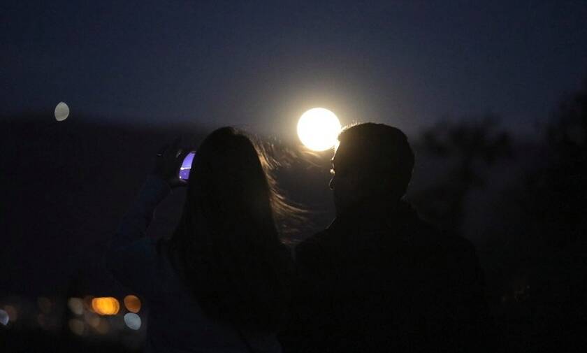 Υπερπανσέληνος Μαΐου 2020: Μαγευτικές εικόνες από το ολόγιομο φεγγάρι στην Ελλάδα