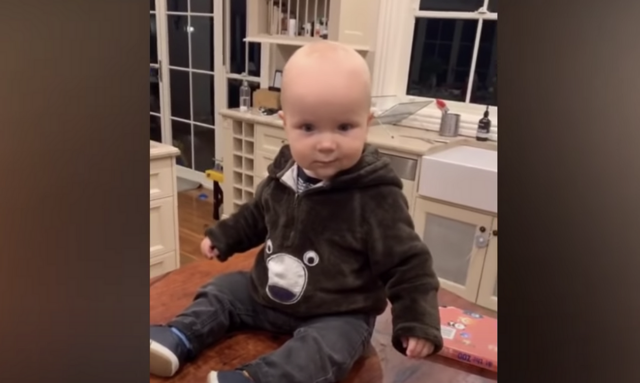 Νέα «μόδα» στα social media - Δείχνουν τα στήθη τους σε μωρά (video)