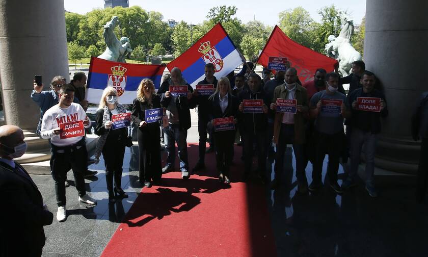 Σερβία: Επεισόδια προκάλεσαν έξω από τη Βουλή βουλευτές και στελέχη του κινήματος «Dveri»