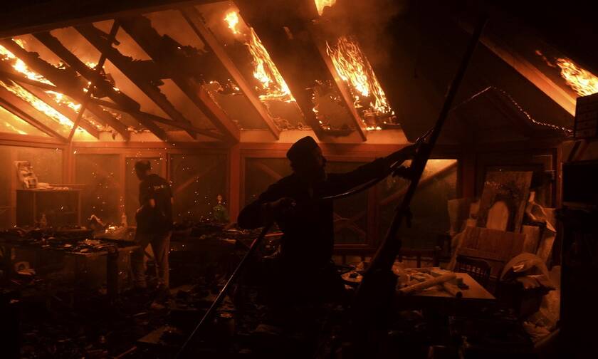 Φωτιά ΤΩΡΑ: Στις φλόγες βιοτεχνία στα Σπάτα Αττικής