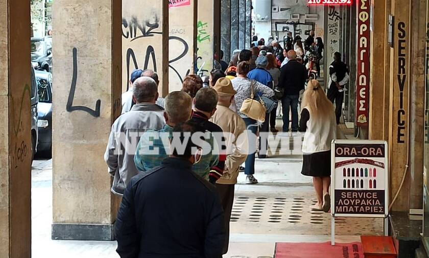 Ρεπορτάζ Newsbomb.gr: Μεγάλες ουρές στη ΔΕΗ στο κατάστημα της Αριστείδου στην Αθήνα - Επενέβη η ΕΛΑΣ