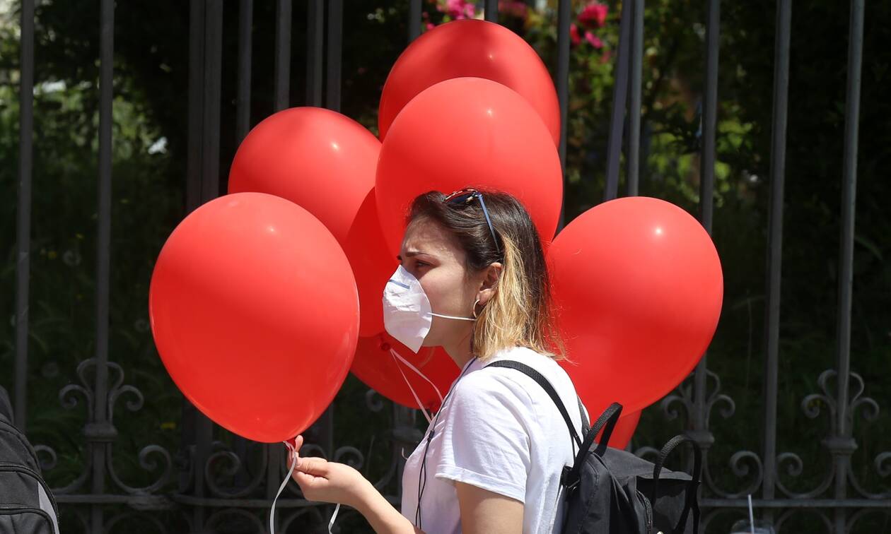 Θεσσαλονίκη: Με μάσκες και κόκκινα μπαλόνια διαμαρτυρήθηκαν μαθητές και καθηγητές
