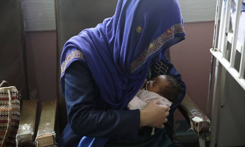 Αφγανιστάν: Σπαρακτικό! Γυναίκες θηλάζουν μωρά που έχασαν τη μαμά τους σε επίθεση σε νοσοκομείο