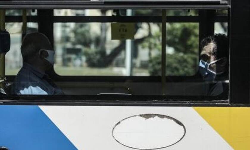 Ποια μέτρα ασφαλείας; Δείτε τι γινόταν σε αστικό λεωφορείο για τις παραλίες της Αττικής
