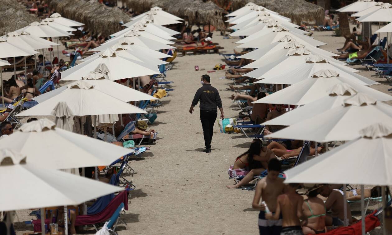 Γαλλικά ΜΜΕ: Οι Έλληνες επέστρεψαν στις παραλίες - Κρας τεστ για τουρισμό και κορονοϊό