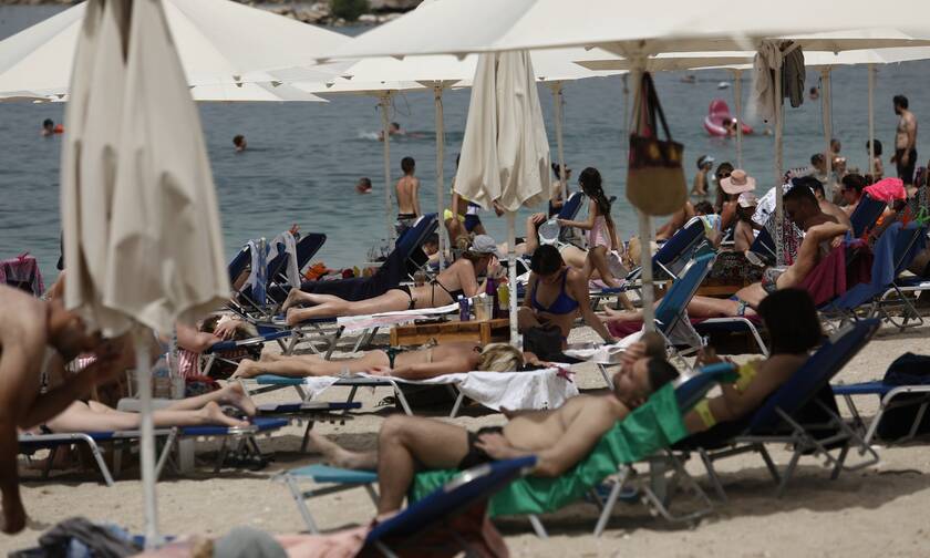Der Spiegel: Με αγωνία και αυστηρά μέτρα επέστρεψαν οι Έλληνες στις παραλίες