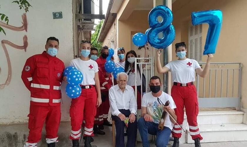 Ν. Σμύρνη Λάρισας: Γενέθλια στην καραντίνα για έναν 87χρονο με τους εθελοντές του Ερυθρού Σταυρού  