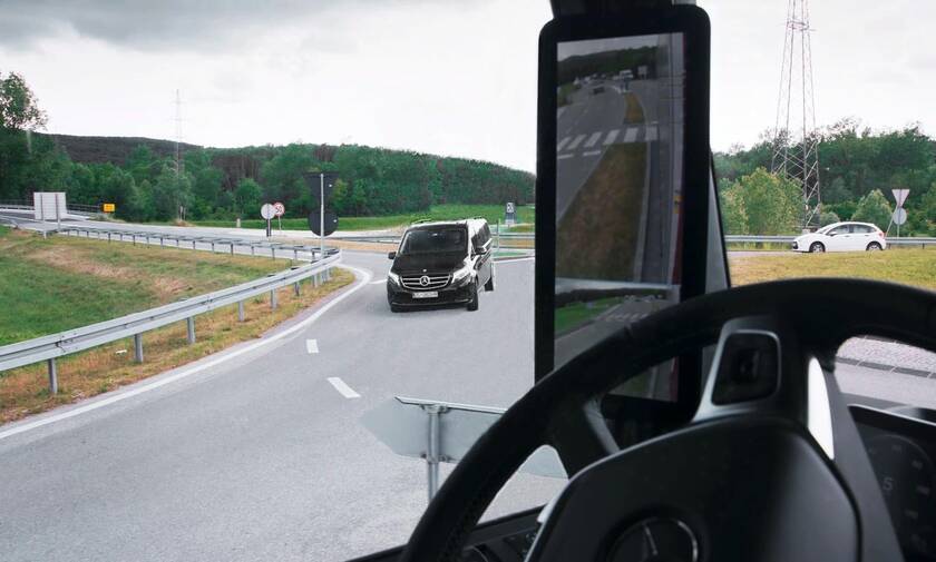 Το Mercedes MirrorCam βλέπει μέσα από τις κολόνες του αμαξώματος