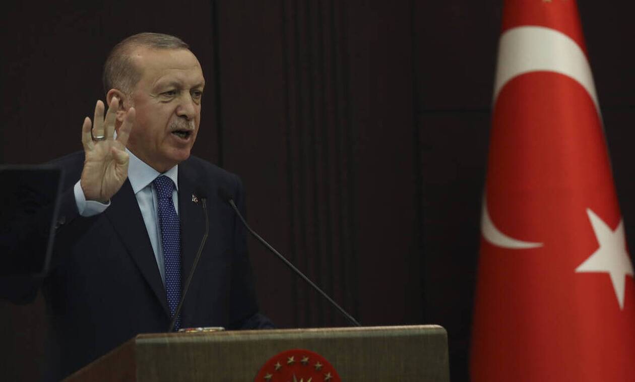Οργή Ερντογάν: Απειλεί να τιμωρήσει όσους «βγάζουν» δολάρια έξω από την Τουρκία