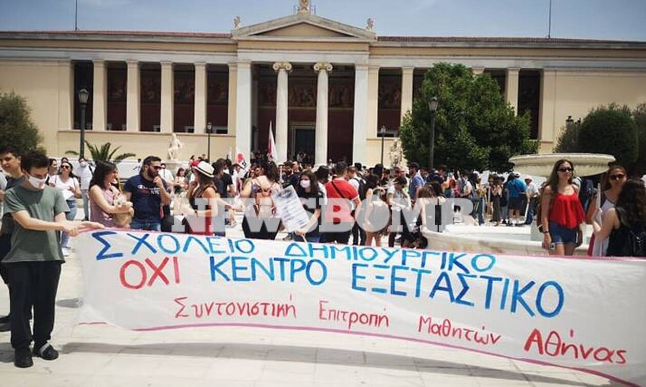 Πανεκπαιδευτικό συλλαλητήριο στα Προπύλαια - Τι κατέγραψε το Newsbomb.gr