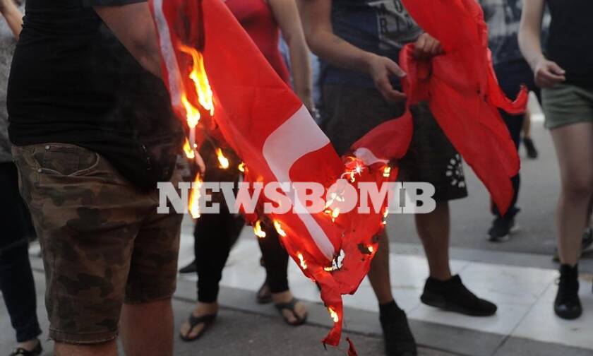 Ένταση στο Σύνταγμα: Έκαψαν τουρκική σημαία (pics)