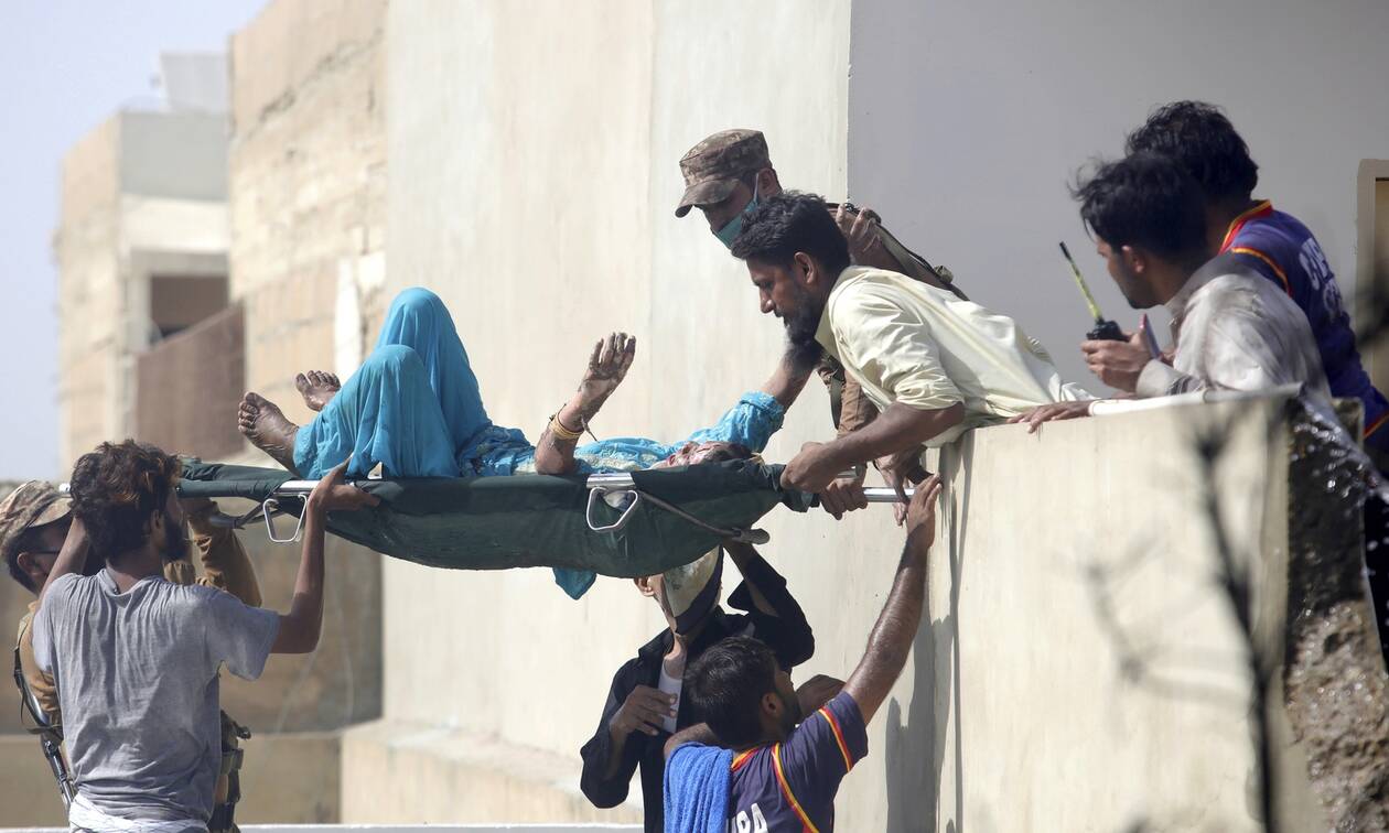 Συντριβή αεροπλάνου στο Πακιστάν: Τουλάχιστον 56 σορούς παρέλαβαν νοσοκομεία στο Καράτσι