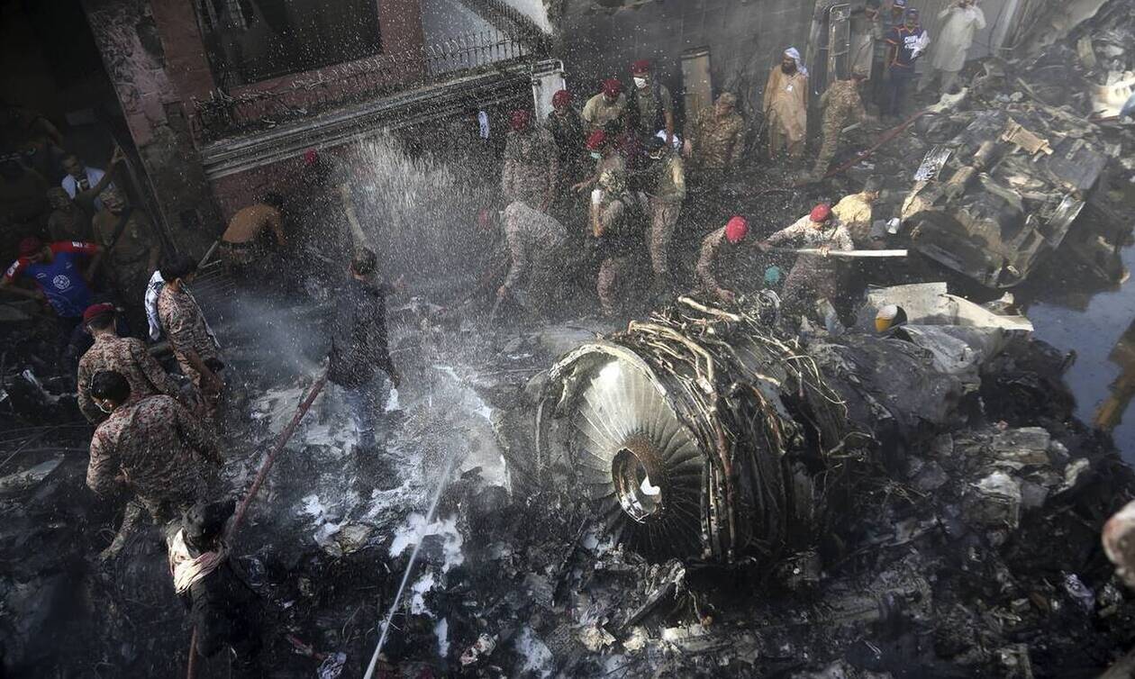 Αεροπορική τραγωδία στο Πακιστάν: Τουλάχιστον 97 οι νεκροί - Δύο οι επιζώντες