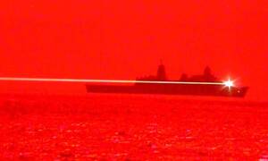 Αμερικανικό πλοίο καταρρίπτει drone με laser - Απίθανο video