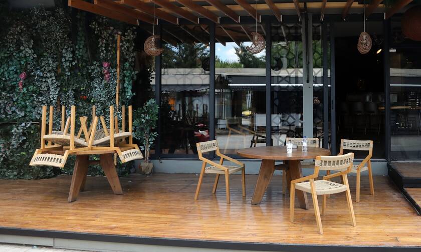 Άρση μέτρων: Πότε και πώς θα λειτουργήσουν οι εσωτερικοί χώροι σε καφέ και εστιατόρια