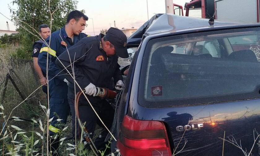 Τροχαίο - σοκ στην Κόρινθο: Αυτοκίνητο «καρφώθηκε» σε κολόνα 