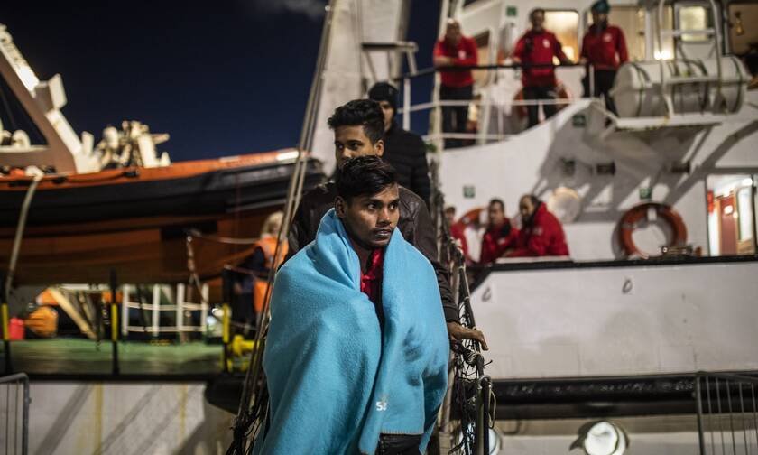 Άγνωστο πλοίο αποβίβασε 400 μετανάστες στη Σικελία