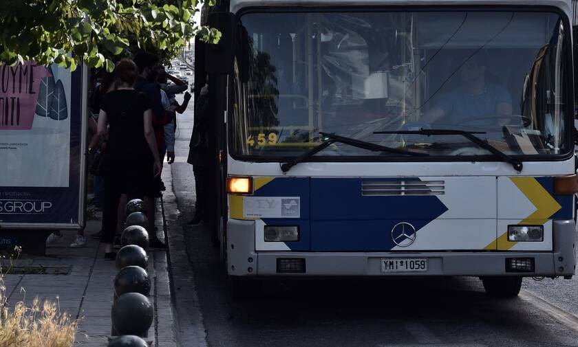 Πανικός στη Βάρκιζα: Έσπασαν στο ξύλο οδηγό λεωφορείου - Διακομίστηκε στο Τζάνειο