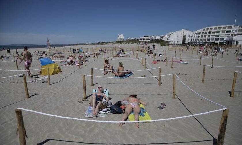 Κορονοϊός: Άνοιξαν οι παραλίες στην Γαλλία - Με σκοινιά ασφαλείας οι λουόμενοι