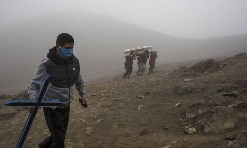 Κορονοϊός: Τραγωδία χωρίς τέλος στο Περού - Θάβουν τους νεκρούς στις Άνδεις