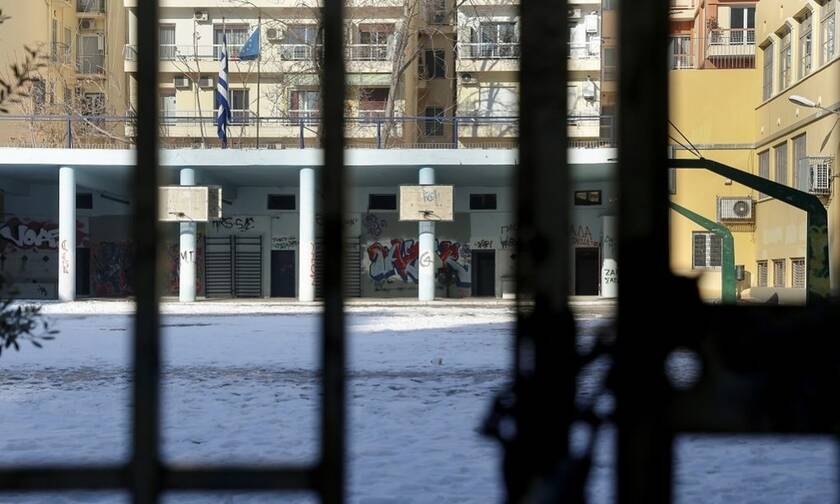 Τρόμος στη Θεσσαλονίκη: Μαχαίρωσαν νεαρό σε προαύλιο σχολείου