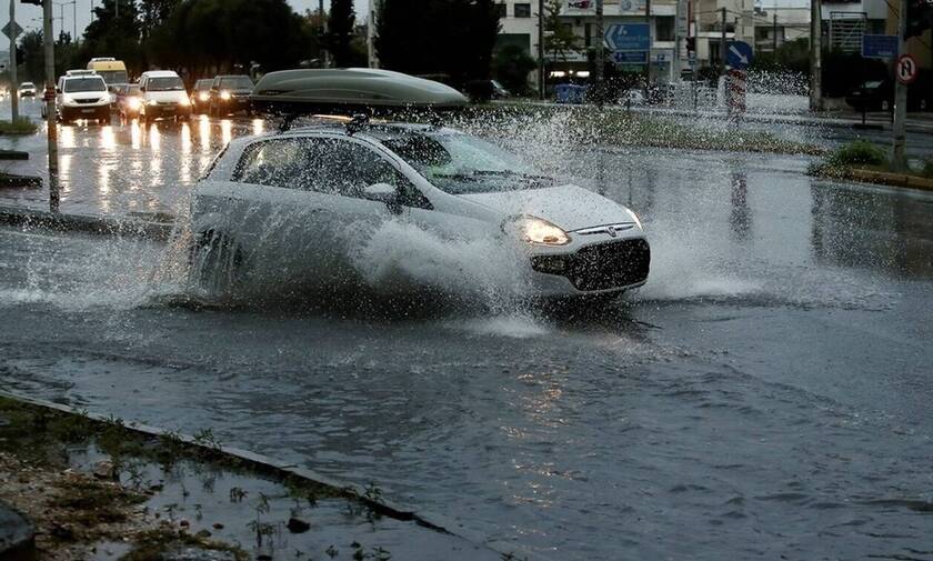 Καιρός ΤΩΡΑ: Σφοδρή καταιγίδα «χτυπά» τον Πειραιά - Ποτάμια οι δρόμοι
