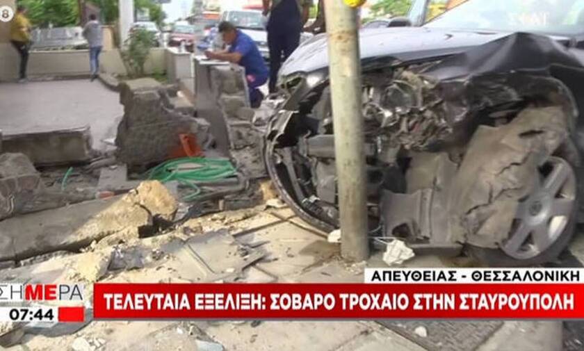 Θεσσαλονίκη: Σοβαρό τροχαίο - Αυτοκίνητο καρφώθηκε σε φανάρι