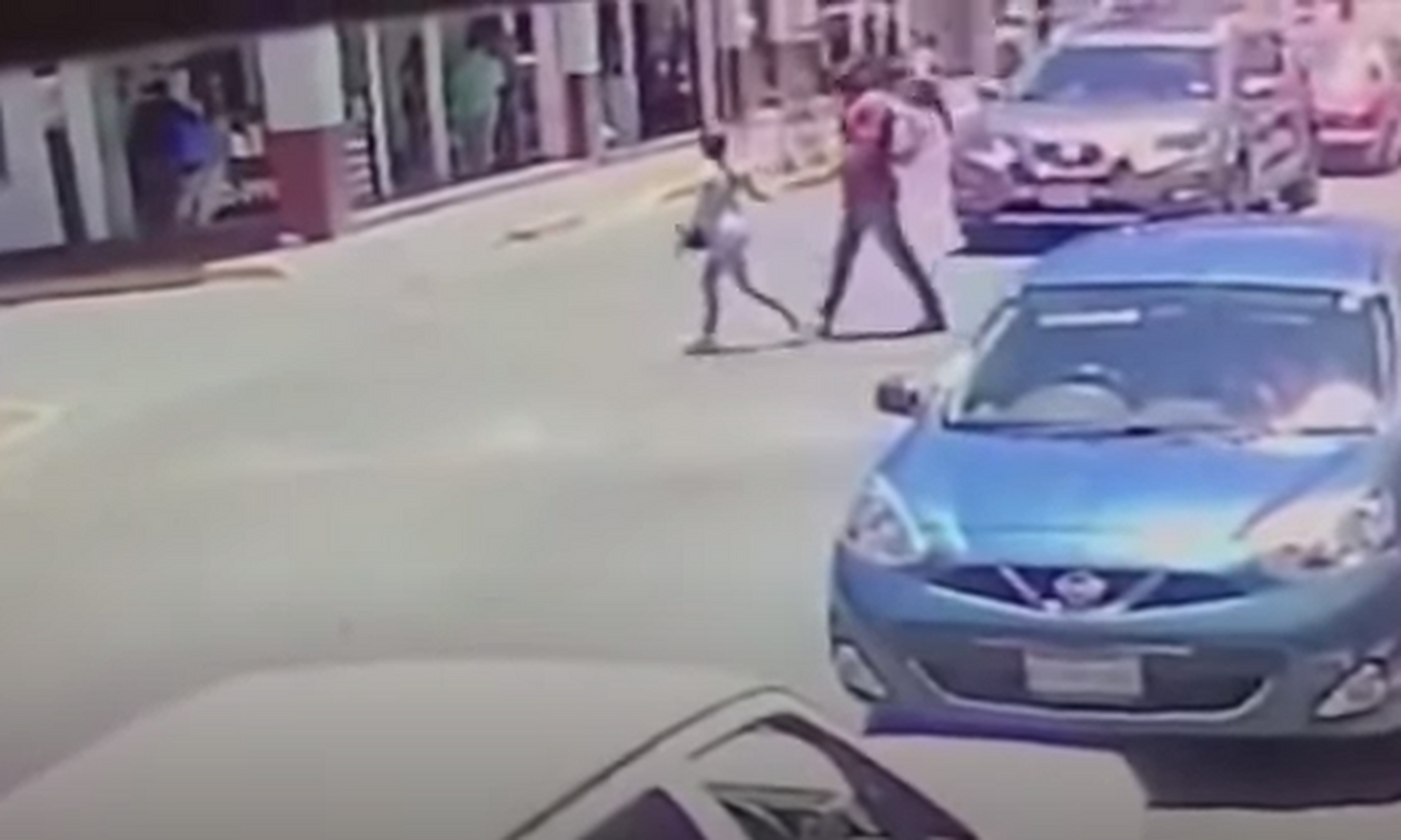 Βίντεο-σοκ: Εκτελεστές υποδύονται τα ζευγάρια και «γαζώνουν» περιπολικό στη μέση του δρόμου