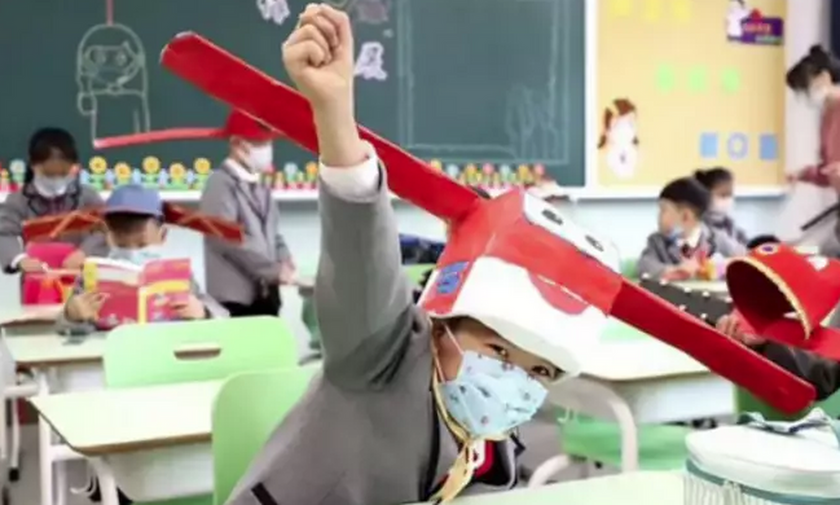 Κορονοϊός - Κίνα: Μαθητές δημοτικού φτιάχνουν καπέλα για τις αποστάσεις ασφαλείας στην τάξη