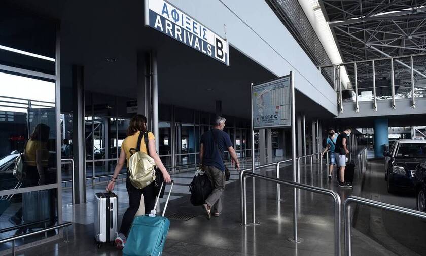 Διευκρινίσεις από το ΥΠΕΞ για τις πτήσεις του εξωτερικού: Τι ισχύει για τους επισκέπτες