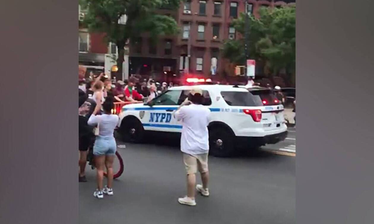Δολοφονία Τζορτζ Φλόιντ - Βίντεο-σοκ: Περιπολικό παρασύρει διαδηλωτές στη Νέα Υόρκη