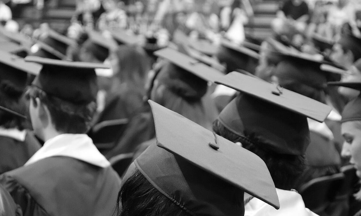 Κορονοϊός: Η αποφοίτηση σε σχολείο που έγινε viral -Δείτε τι έκαναν μαθητές και καθηγητές (pics)