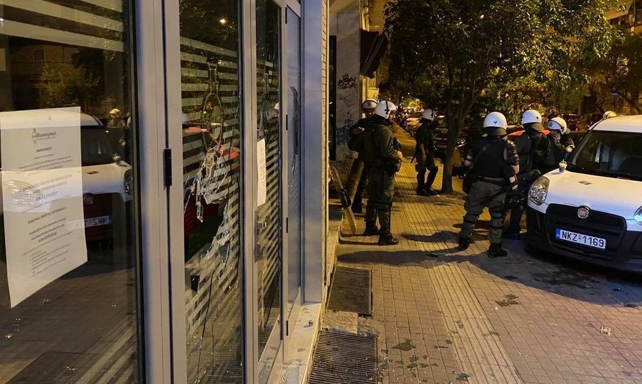 Άγρια νύχτα στη Θεσσαλονίκη: Αντιεξουσιαστές έσπασαν τζαμαρίες καταστημάτων στην Άνω Πόλη