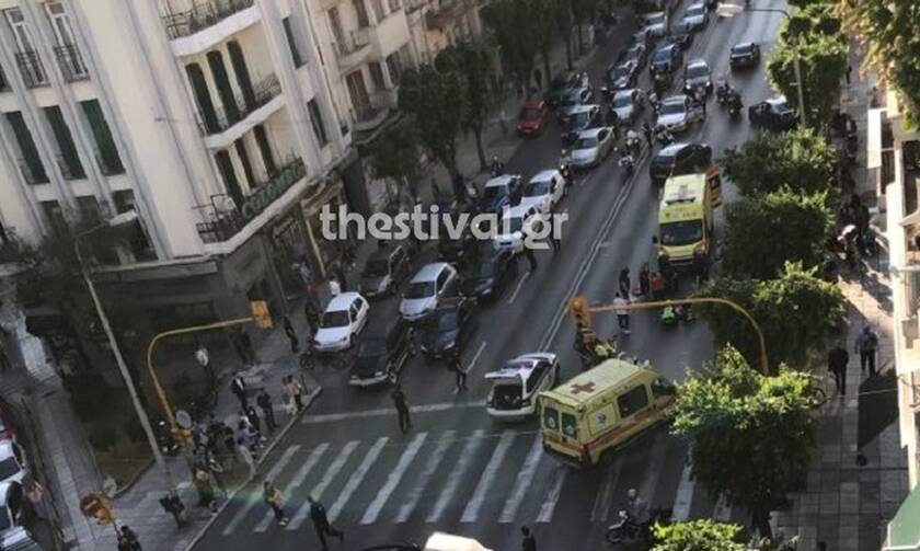 Θεσσαλονίκη: Ασυνείδητος οδηγός παρέσυρε πεζό και μοτοσικλετιστή και τους εγκατέλειψε (vid)