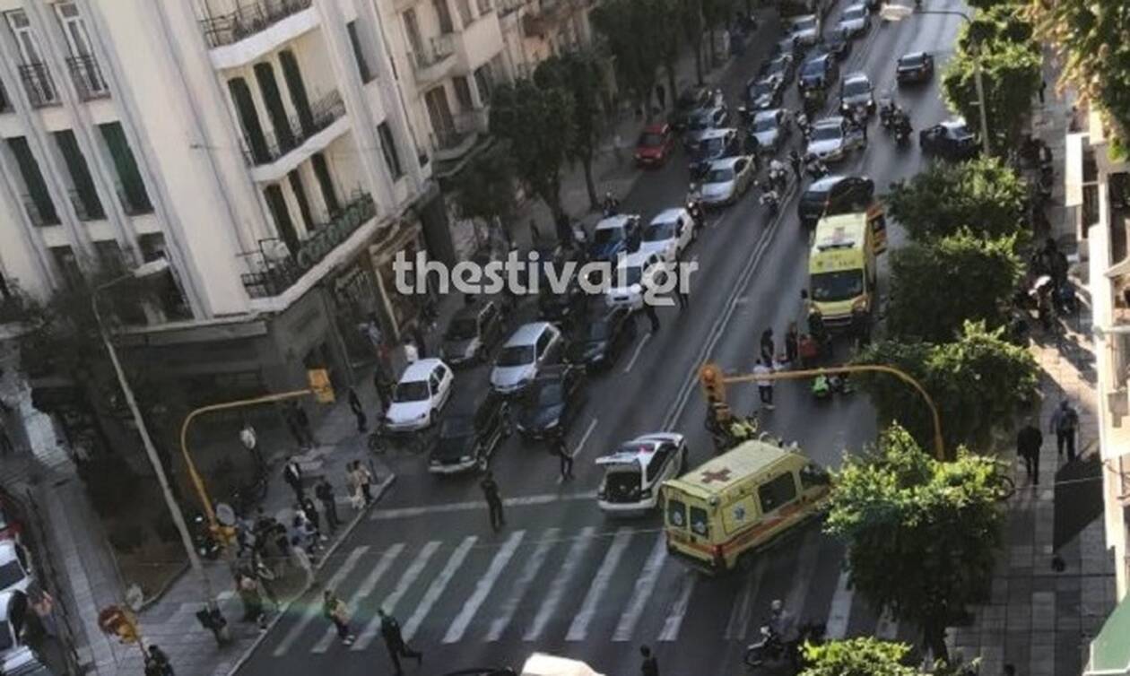 Θεσσαλονίκη: Ασυνείδητος οδηγός παρέσυρε πεζό και μοτοσικλετιστή και τους εγκατέλειψε (vid)