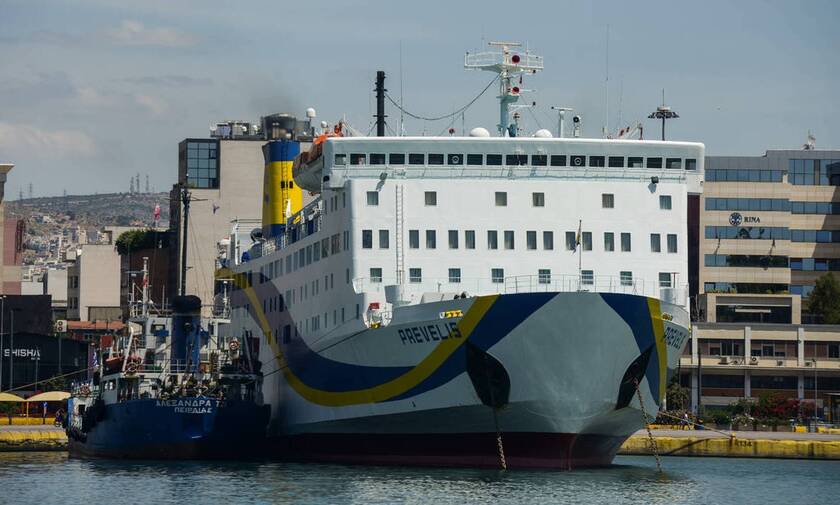 Πρόσκρουση του πλοίου «Πρέβελης» κατά την πρόσδεσή του στο λιμάνι της Θήρας