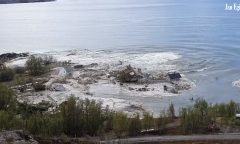 Απίστευτο βίντεο: Η θάλασσα «καταπίνει» ολόκληρο χωριό σε 20 δευτερόλεπτα!