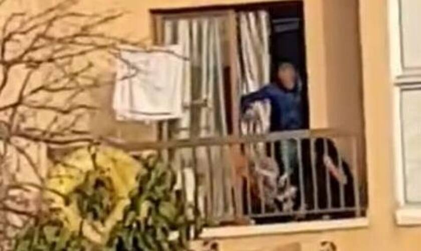Βίντεο - σοκ: Ξυλοκόπησε την σύντροφό του και τον σκύλο της στο μπαλκόνι!