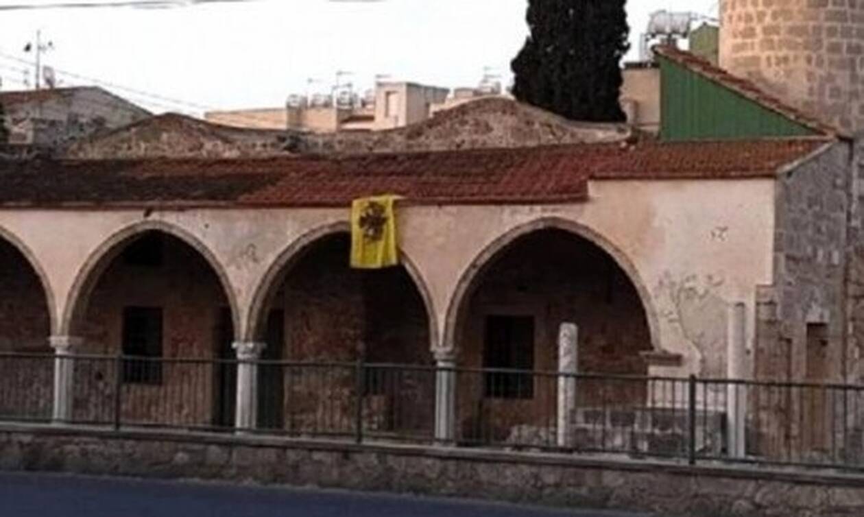 Τουρκικά ΜΜΕ: Άγνωστος κρέμασε βυζαντινή σημαία σε τζαμί στη Λάρνακα 