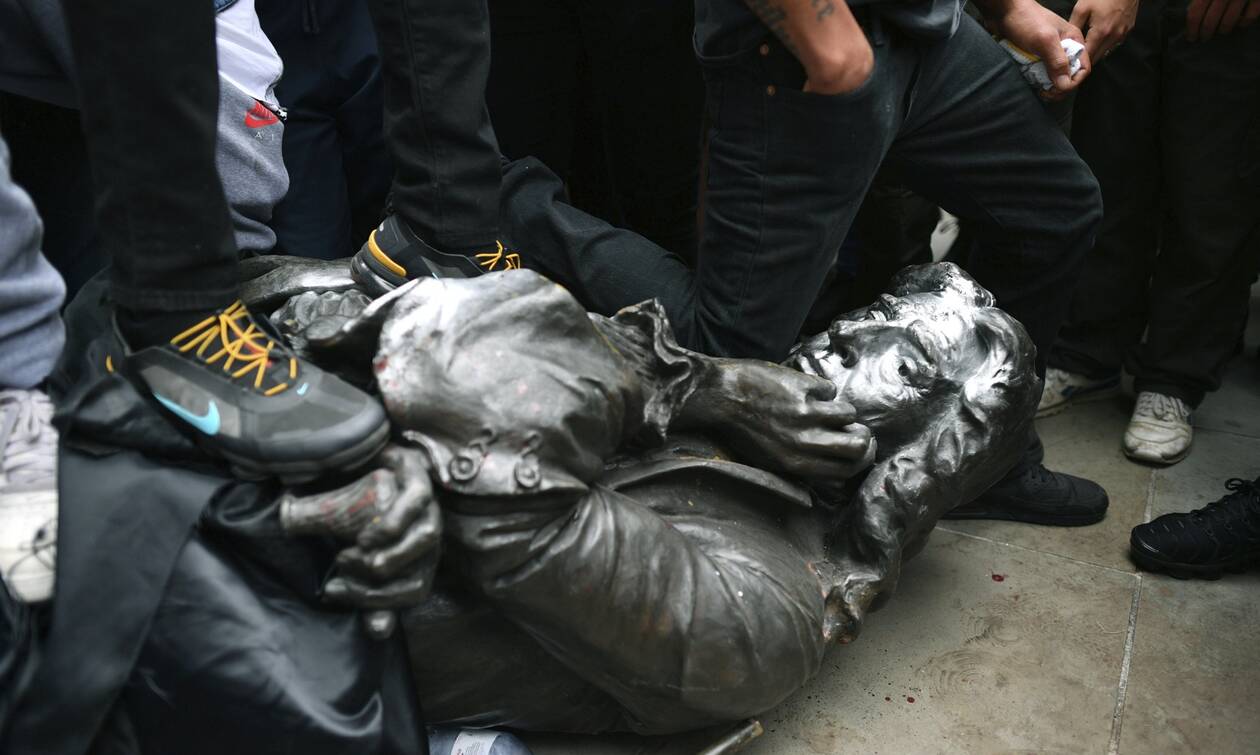 Βρετανία: Διαδηλωτές γκρέμισαν άγαλμα δουλεμπόρου του 17ου αιώνα (pics)
