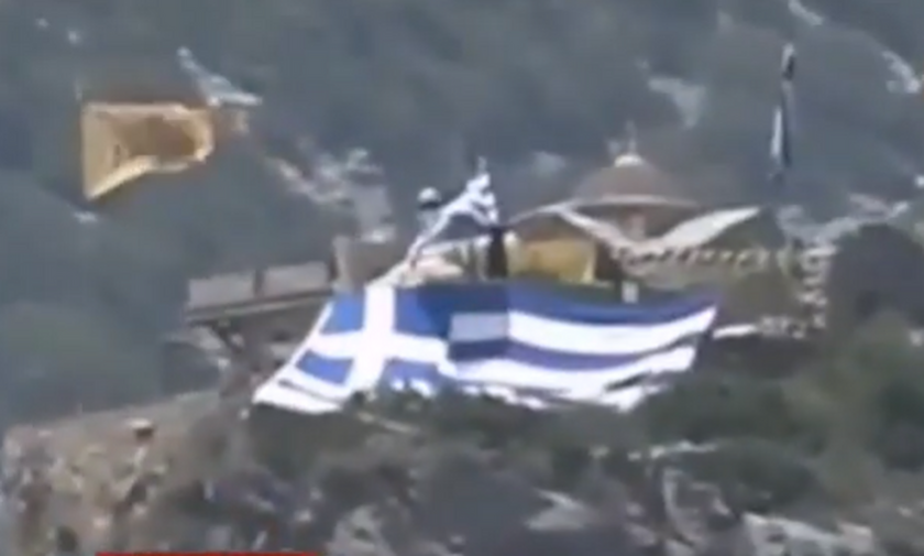 Ανατριχίλα: Ο μοναχός Ιωσήφ κυματίζει την ελληνική σημαία μπροστά στις φρεγάτες