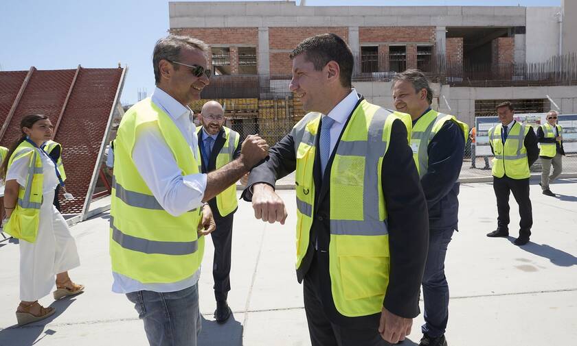 Ο Μητσοτάκης επισκέφθηκε τα έργα αναβάθμισης του αεροδρομίου της Σαντορίνης